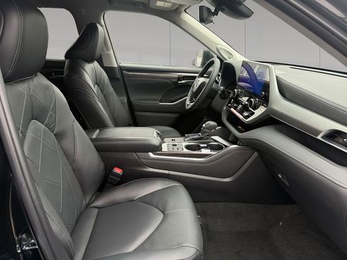 New 2026 Toyota Highlander Platinum AWD/4WD image 17