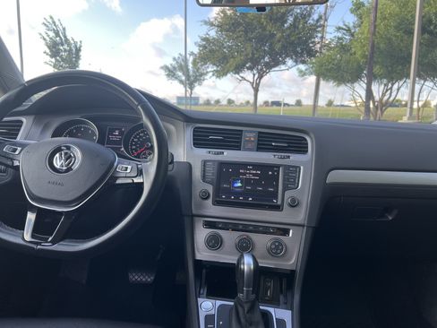 Used 2017 Volkswagen Golf 4-Door FWD image 26