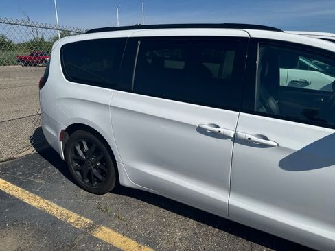 Used 2025 Chrysler Pacifica Limited FWD image 7