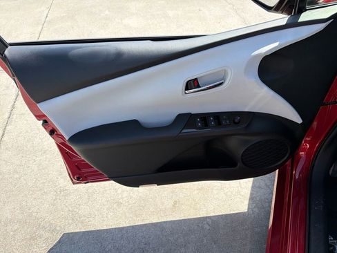 Used 2017 Toyota Prius Prime image 42