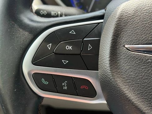 Used 2017 Chrysler Pacifica Touring-L w/ Tire & Wheel Group FWD image 25