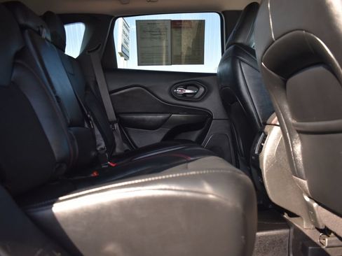Used 2022 Jeep Cherokee Trailhawk w/ Comfort/Convenience Group AWD/4WD image 15