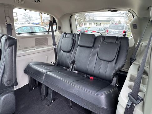 Used 2016 Chrysler Town & Country Touring w/ Driver Convenience Group FWD image 19
