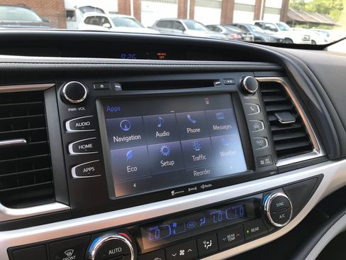 Used 2017 Toyota Highlander XLE w/ Carpet Mat Package AWD/4WD image 21