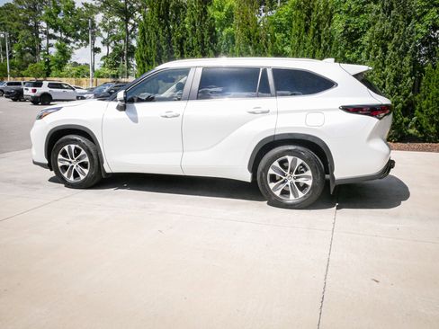 Used 2024 Toyota Highlander XLE FWD image 7