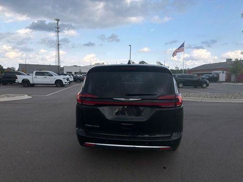Certified 2023 Chrysler Pacifica Touring-L FWD image 4