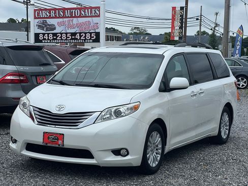 Used 2015 Toyota Sienna XLE FWD image 3