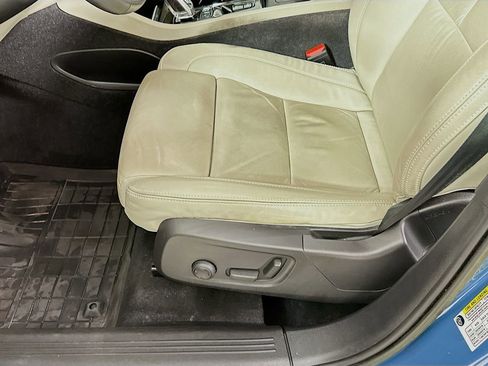 Used 2023 Volvo XC40 B4 Plus w/ Driver Assist Package FWD image 9