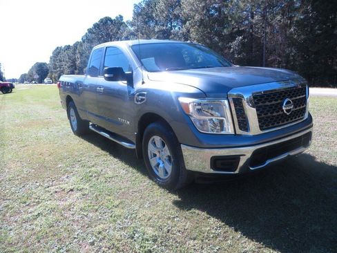 Used 2017 Nissan Titan SV RWD image 4