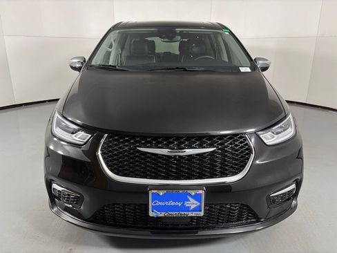 Used 2023 Chrysler Pacifica Limited image 3