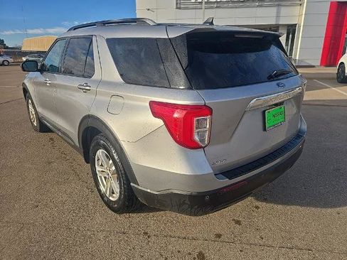 Used 2021 Ford Explorer XLT image 3