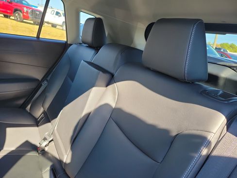 Used 2022 Toyota Corolla Cross XLE image 10