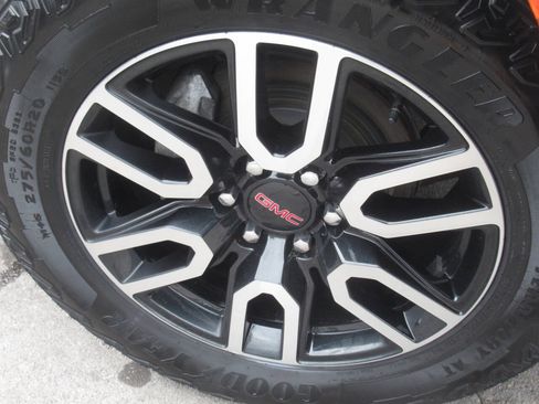 Used 2024 GMC Yukon XL AT4 w/ Technology Package AWD/4WD image 4