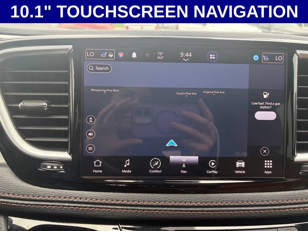 Used 2024 Chrysler Pacifica Pinnacle FWD image 2