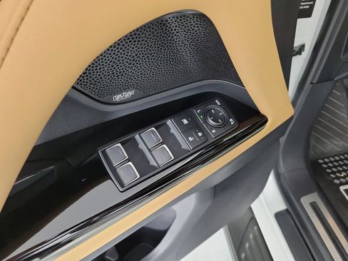 Used 2025 Lexus LX 600 4WD w/ Accessory Package (Z1) image 19