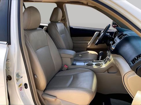 Used 2012 Toyota Highlander SE FWD image 8