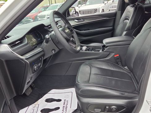 Used 2023 Jeep Grand Cherokee Overland AWD/4WD image 5