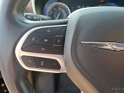 Used 2018 Chrysler Pacifica Touring-L image 18