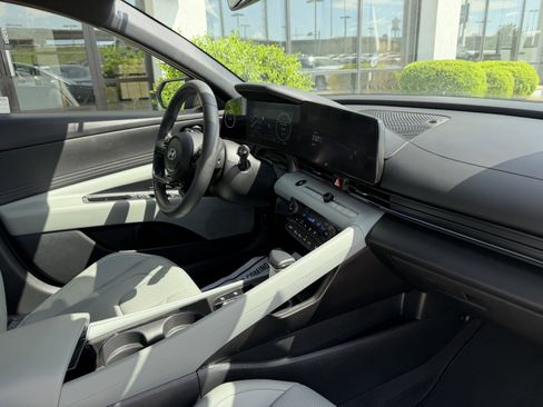 Certified 2025 Hyundai Elantra Limited FWD image 17