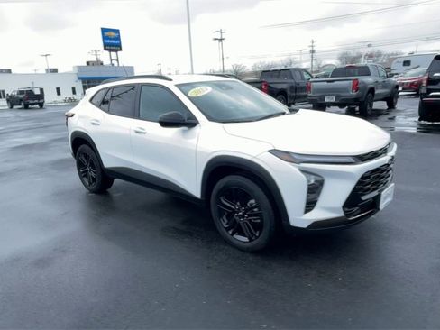 Used 2024 Chevrolet Trax ACTIV w/ Driver Confidence Package image 2