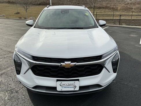 Used 2025 Chevrolet Trax LT w/ LT Convenience Package image 10