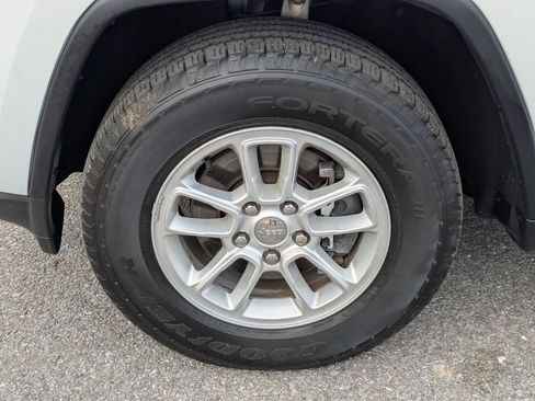 Used 2020 Jeep Grand Cherokee Laredo image 11