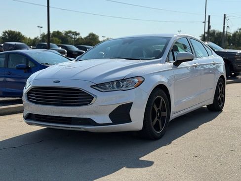 Used 2019 Ford Fusion SE FWD image 2