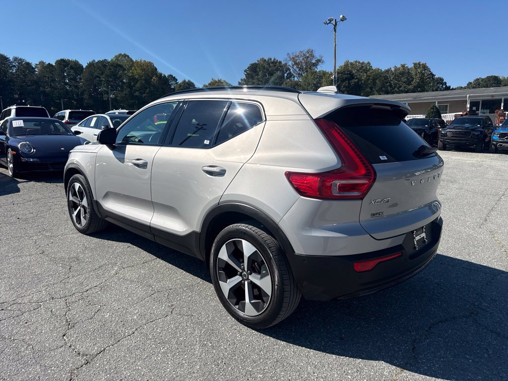 Used 2025 Volvo XC40 B5 Plus AWD/4WD image 3