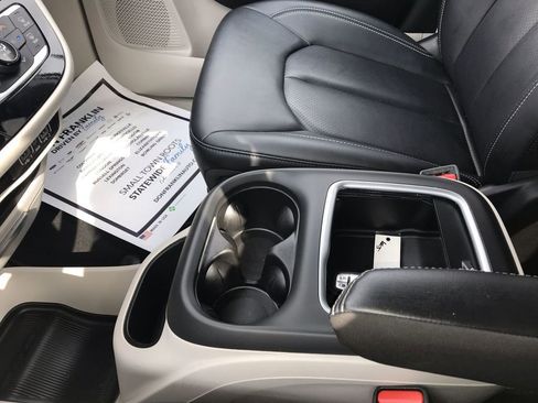 Used 2024 Chrysler Pacifica Touring-L image 20