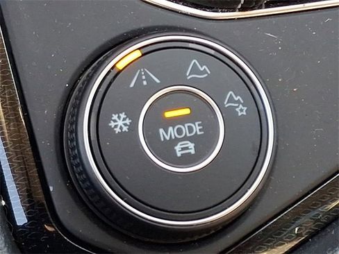 Used 2025 Volkswagen Taos SE w/ Panoramic Sunroof Package image 25