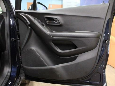 Used 2022 Chevrolet Trax LT w/ LT Convenience Package image 10