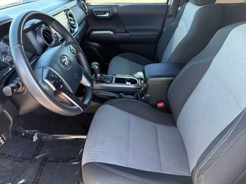 Used 2020 Toyota Tacoma TRD Sport w/ Technology Package RWD image 12