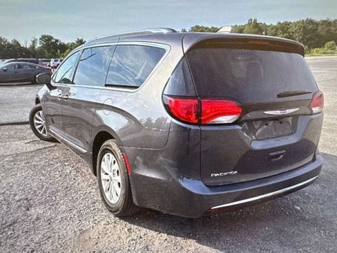 Used 2018 Chrysler Pacifica Touring-L FWD image 21
