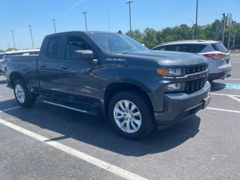 Used 2019 Chevrolet Silverado 1500 Custom w/ Custom Convenience Package AWD/4WD image 2