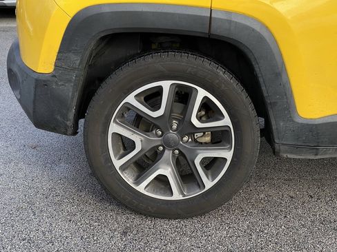 Used 2016 Jeep Renegade Latitude w/ Popular Equipment Group image 9