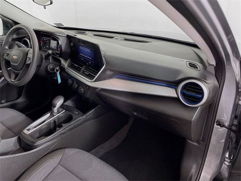 Certified 2025 Chevrolet Trax LS image 31