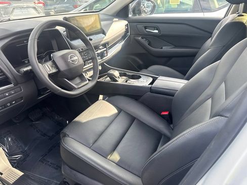 Used 2025 Nissan Rogue SL w/ Tech Package FWD image 3
