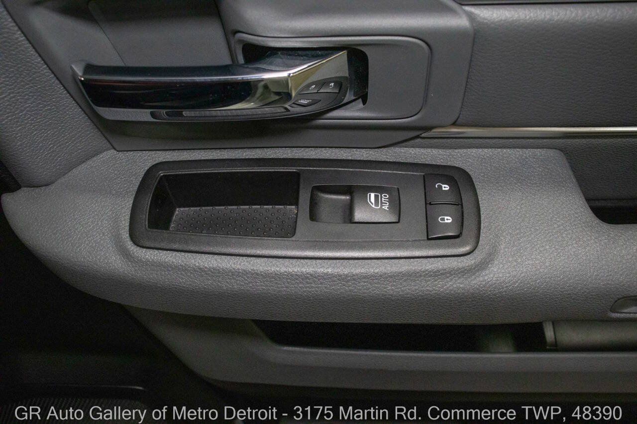 Used 2017 RAM 1500 Big Horn AWD/4WD image 40