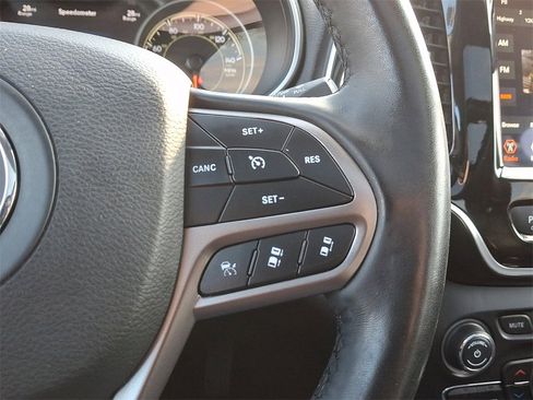 Used 2021 Jeep Cherokee Limited image 22