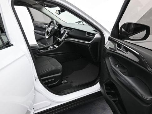 Used 2023 Jeep Grand Cherokee L Laredo image 13