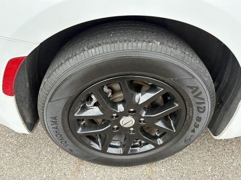 Used 2024 Chrysler Pacifica Touring-L FWD image 11