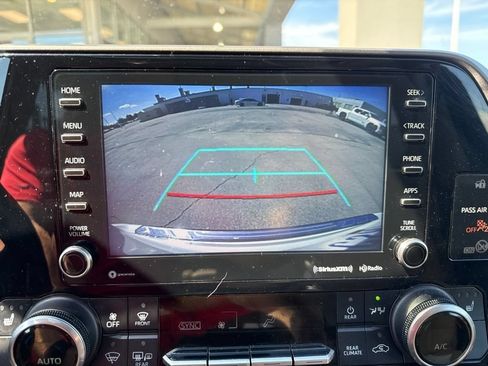 Used 2021 Toyota Highlander XLE AWD/4WD image 30