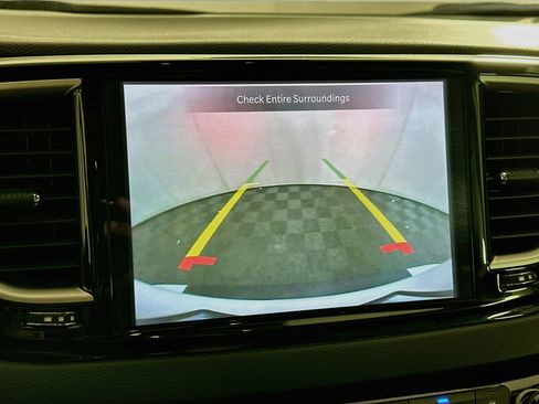 Used 2024 Chrysler Pacifica Touring-L FWD image 22