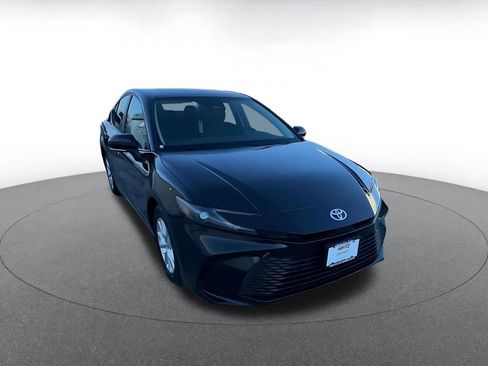 Used 2025 Toyota Camry LE image 3