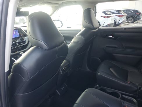 Used 2023 Toyota Highlander XLE FWD image 13