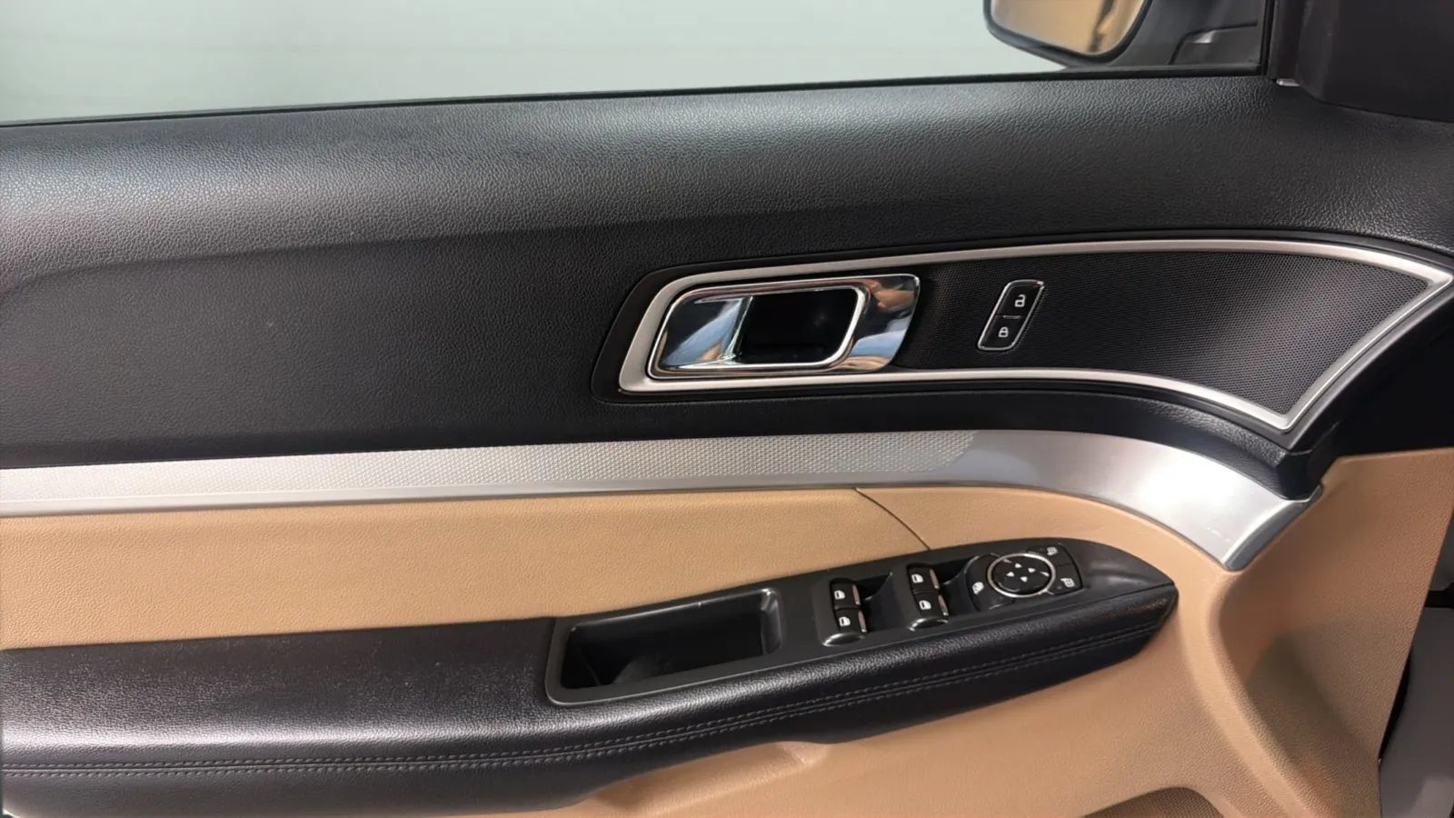 Used 2017 Ford Explorer XLT w/ Equipment Group 202A FWD image 18