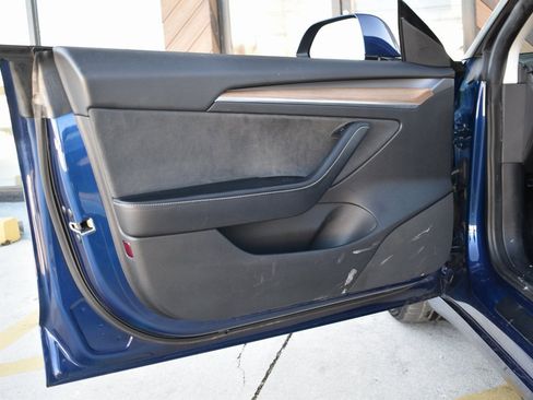 Used 2021 Tesla Model 3 Standard Range Plus image 9