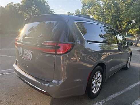 Used 2022 Chrysler Pacifica Touring-L FWD image 7