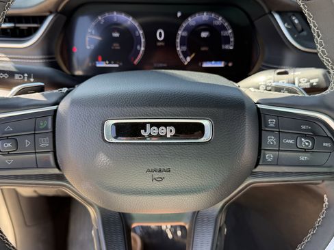 Used 2025 Jeep Grand Cherokee Altitude AWD/4WD image 17