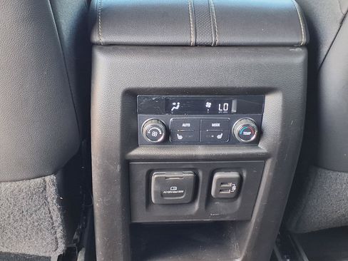 Used 2023 Chevrolet Traverse Premier FWD image 18